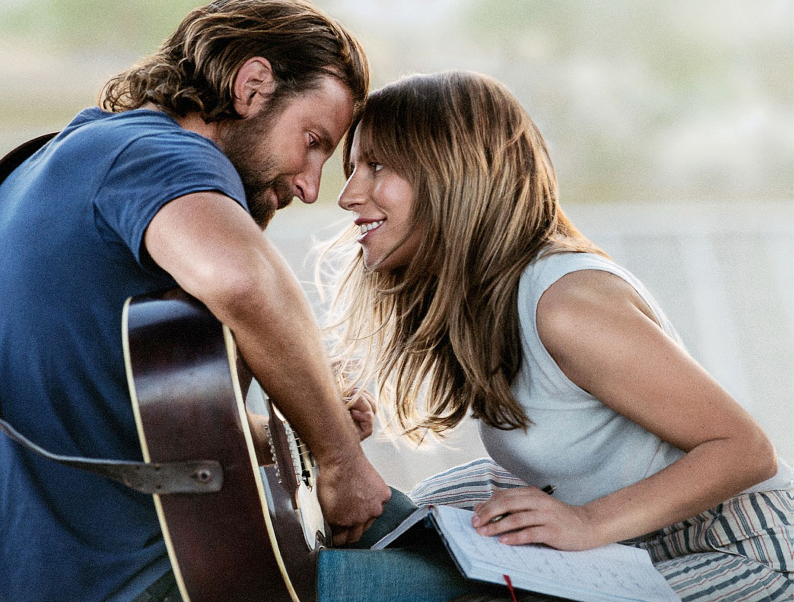 Szenen-Foto mit Lady Gaga und Bradley Cooper, wenn sie sich als Ally und Jackson musikalisch und persönlich näherkommen. Foto: Warner Bros.