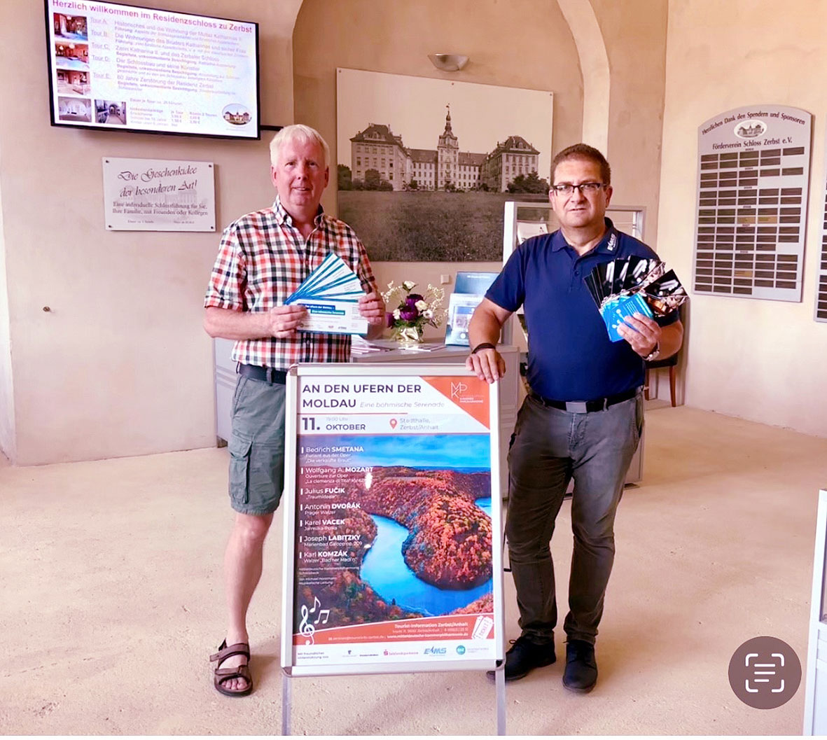 EMS-Pressesprecher Frank Sieweck übergibt Eintrittskarten und Programmflyer an den Vorsitzenden des Fördervereins Schloss Zerbst, Dirk Herrmann